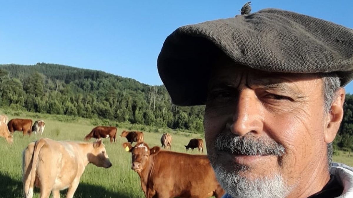 Carlos Rojas vive en Chile, de vez en cuando viaja a Mendoza para venir a ver a sus amigos y a su querido Lobo. Carlos Rojas vive en Chile, de vez en cuando viaja a Mendoza para venir a ver a sus amigos y a su querido Lobo.