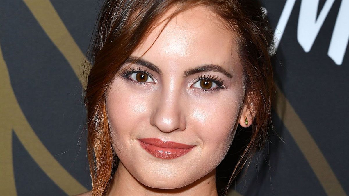 La actriz Ivana Baquero interpreta a Eva Villanueva en la serie de Netflix.