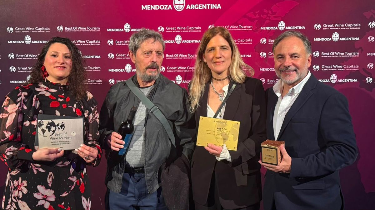 El ciclo Autores por los Caminos del Vino de Mendoza ganó el Oro en los Best Of Wine Tourism en Arte y Cultura. Los autores por los Caminos del VIno, Chechu Flores, Andres Gabrielli, Jimena Silvestri y Gustavo Flores Bazan.