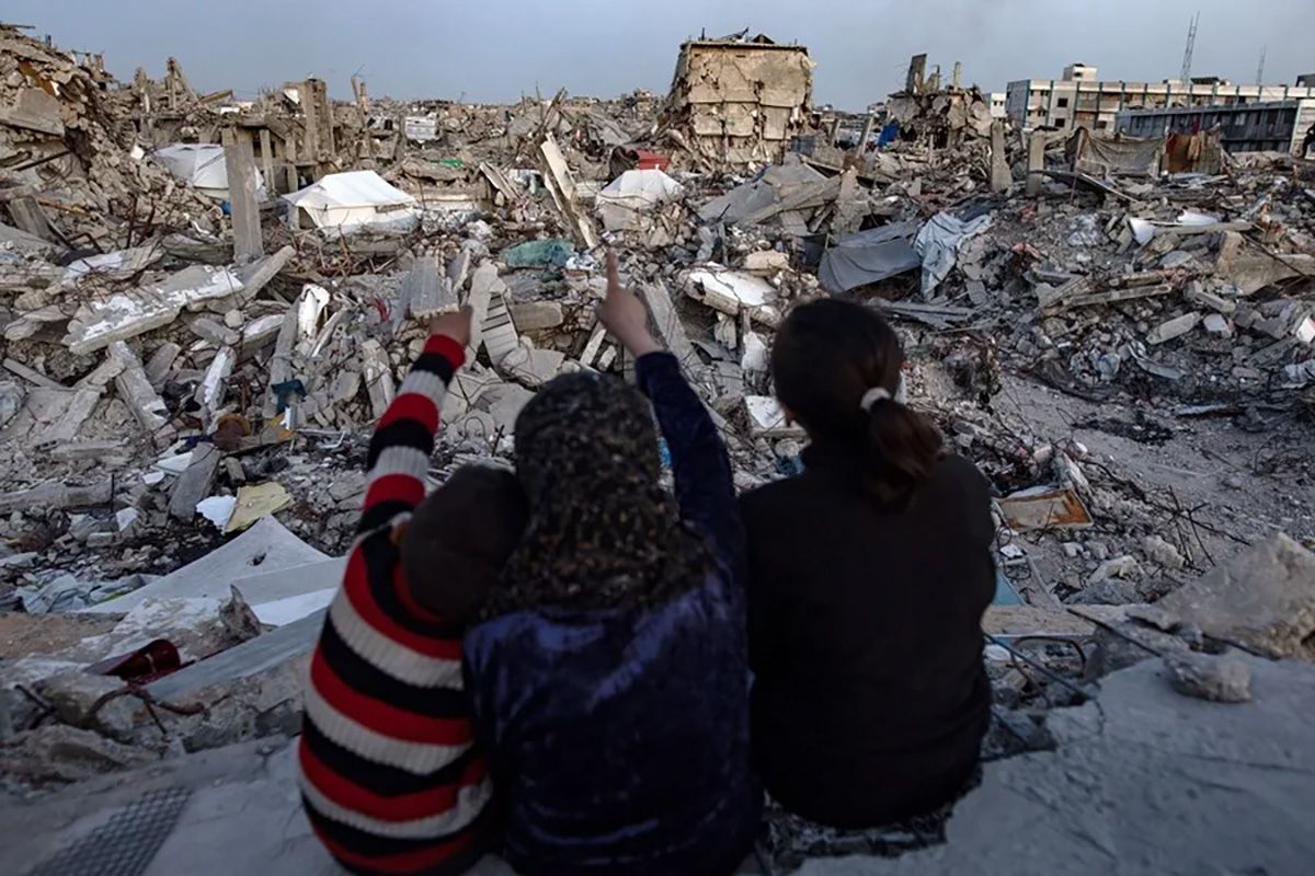 Dos niños palestinos observan los destrozos causados en el campo de refugiados de Yabalia, en el norte de Gaza (Archivo). Israel aceptó la propuesta de Donald Trump. Crédito: EFE/EPA/Haitham Imad.