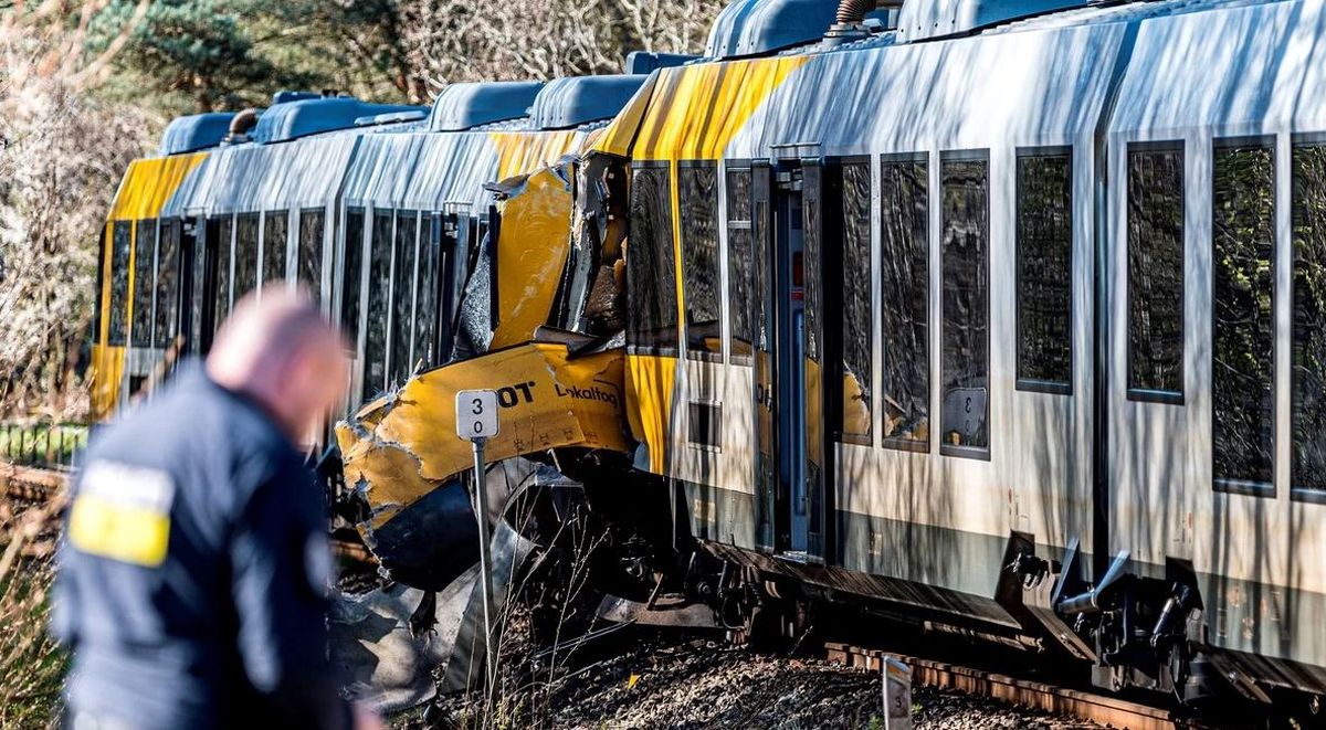 El choque de trenes fue frontal y dej&oacute; al menos 20 heridos, 4 de ellos en estado cr&iacute;tico. Foto: Reuters&nbsp;