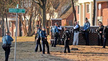 Detuvieron a un hombre que ingresó armado a la Universidad de Arkansas