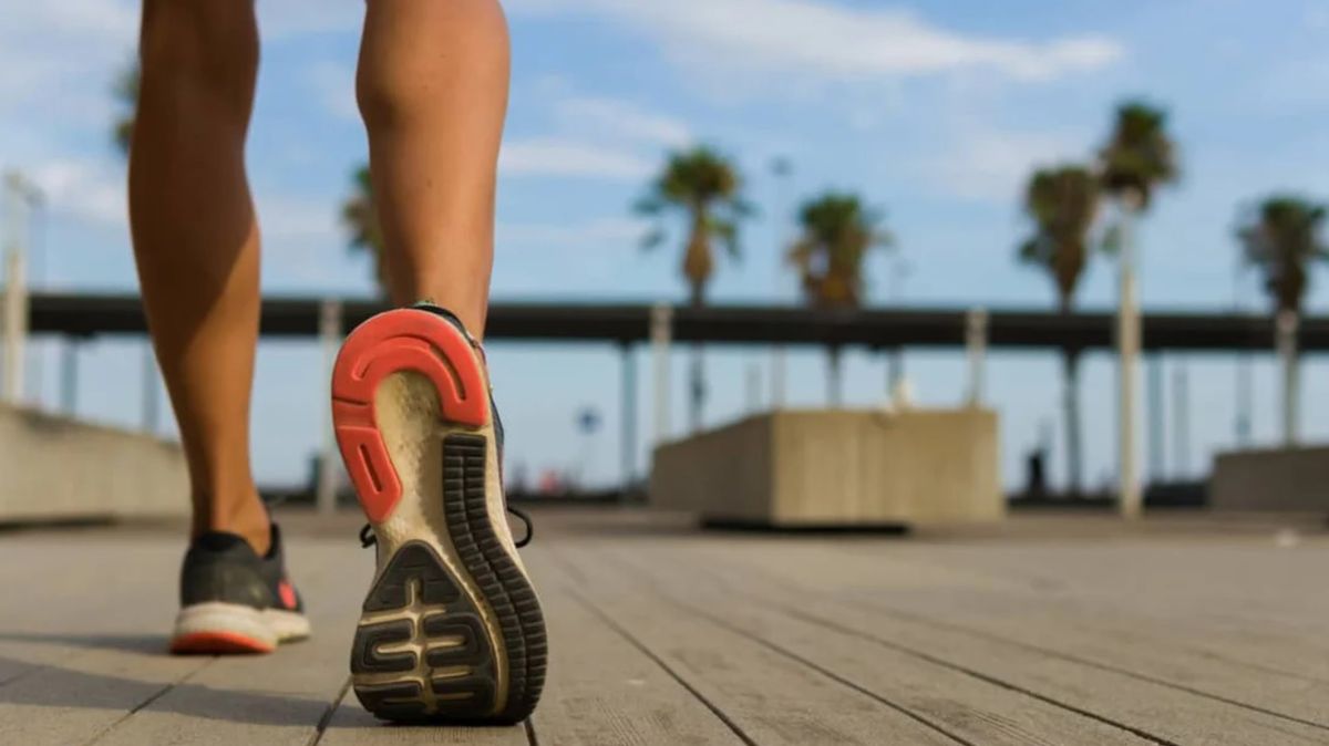 Caminar es una actividad física accesible que ayuda a bajar de peso y prevenir enfermedades coronarias Caminar es una actividad física accesible que ayuda a bajar de peso y prevenir enfermedades coronarias