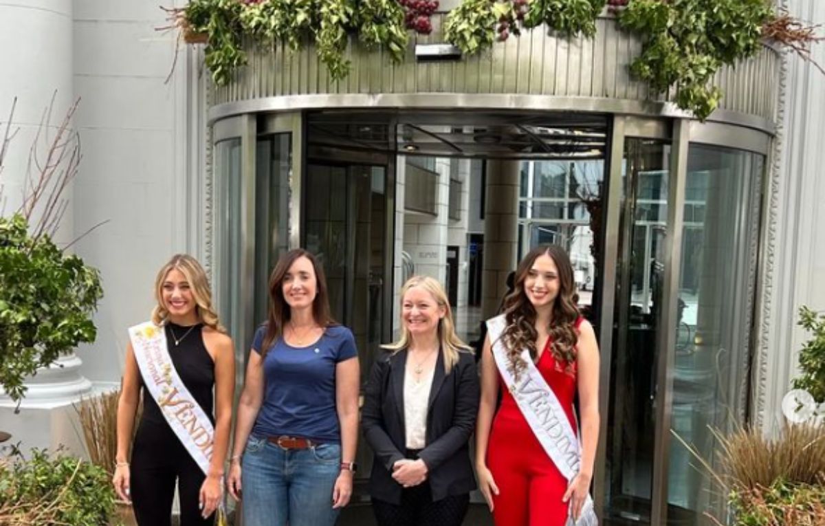 La vicepresidenta Victoria Villaruel junto a la vicegobernadora Hebe Casado y la Reina de la Vendimia Agostina Saua y la Virreina