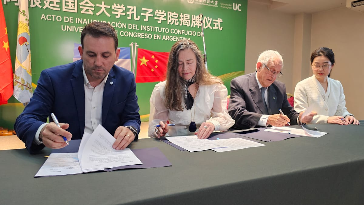 Firma del convenio entre autoridades del Instituto Confucio y el ministro de Educación, Tadeo García Zalazar, para capacitar a docentes en el aprendizaje del idioma chino. Firma del convenio entre autoridades del Instituto Confucio y el ministro de Educación, Tadeo García Zalazar, para capacitar a docentes en el aprendizaje del idioma chino.