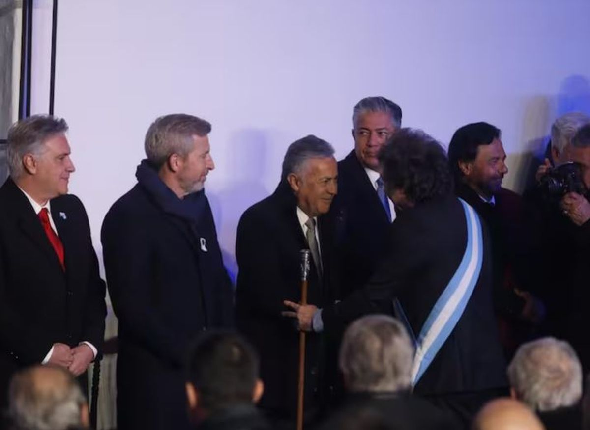 Alfredo Cornejo junto al presidente Javier Milei en la firma del Pacto de Mayo en Tucumán. Alfredo Cornejo junto al presidente Javier Milei en la firma del Pacto de Mayo en Tucumán.