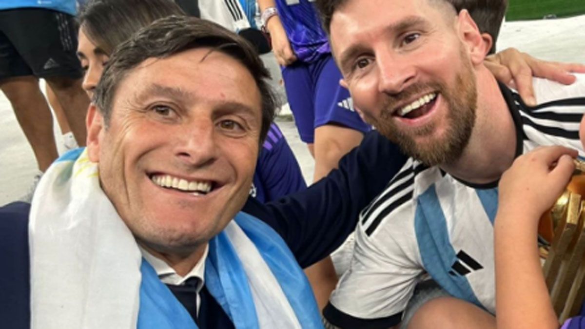 Javier Zanetti y Lionel Messi tras la consagración de la Selección argentina en el Mundial Qatar 2022
