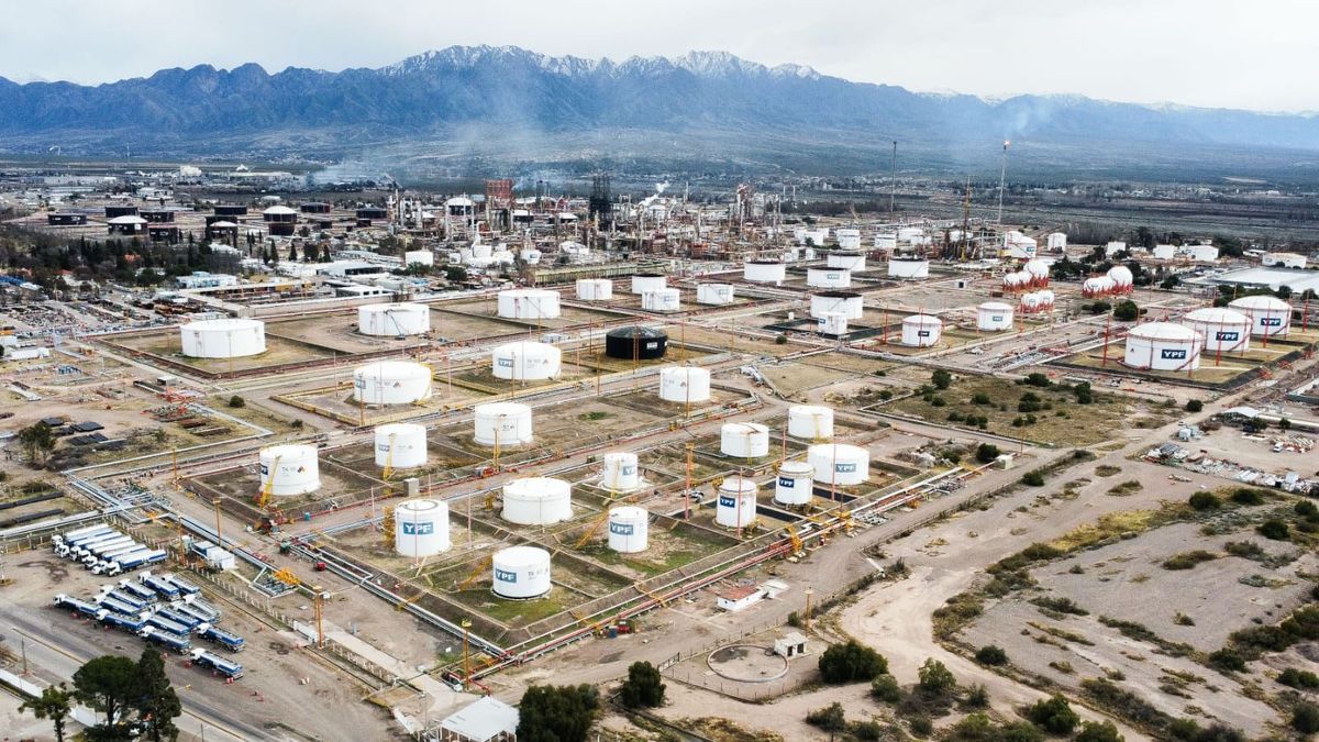 Vista aérea de la refinería de YPF en Luján a la llegada del reactor de IMPSA