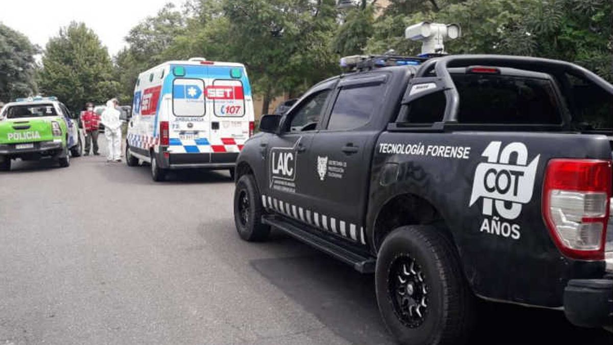Se tiró de un auto en marcha con sus hijos porque su pareja le empezó a pegar