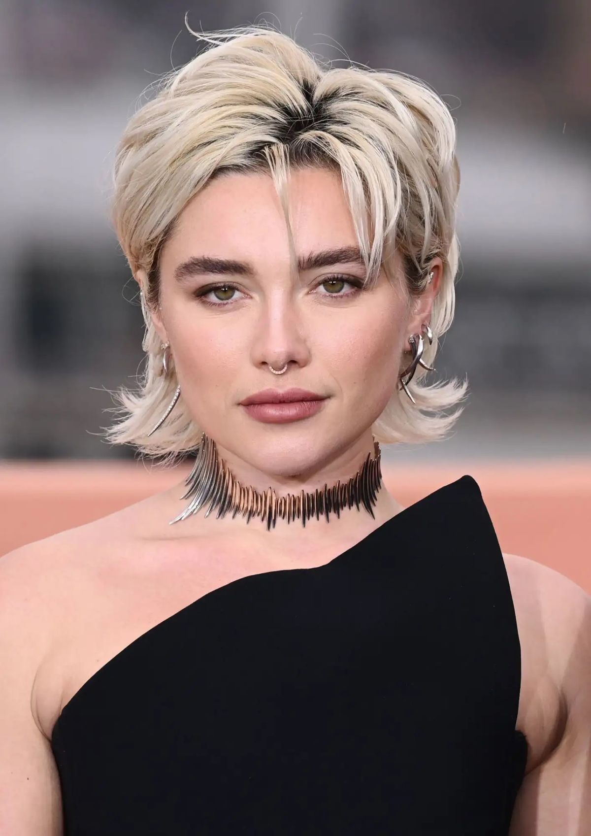 Florence Pugh lleva un corte de cabello grunge. Florence Pugh lleva un corte de cabello grunge.