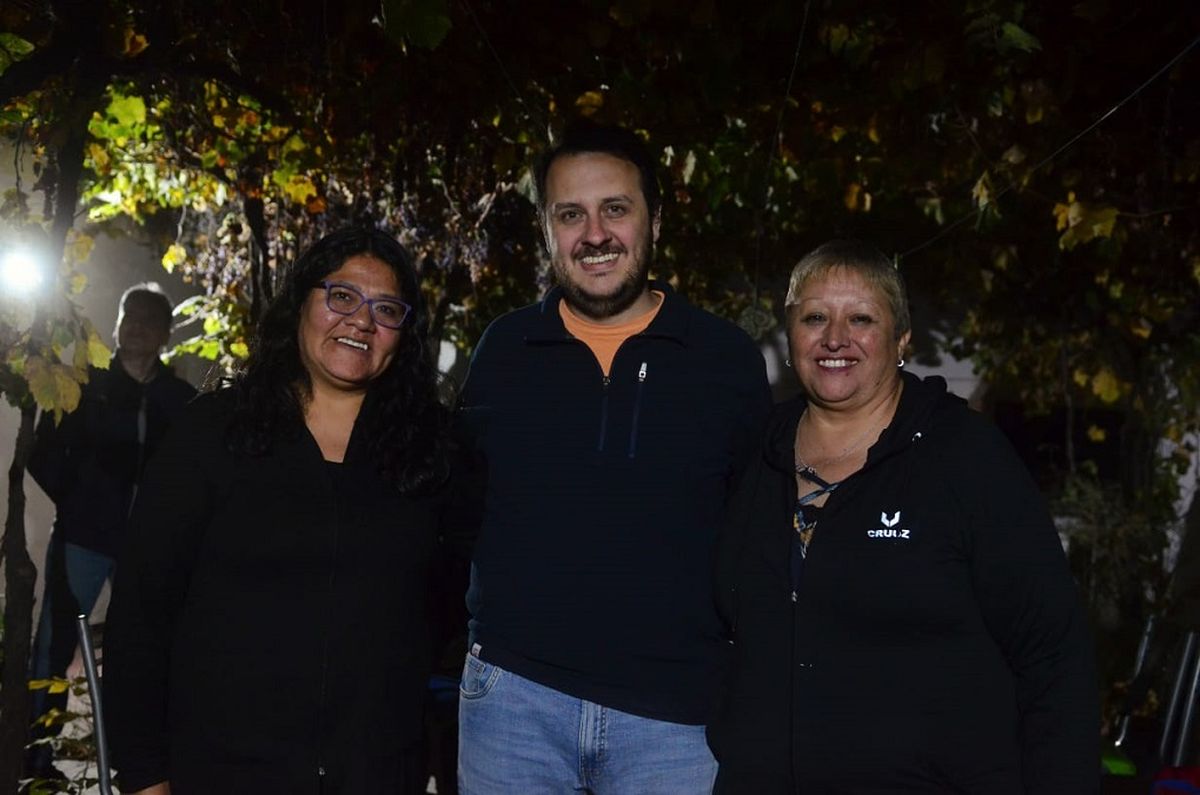 Alejandra Vargas (izquierda), candidata a intendenta por Luján de Cuyo junto a Lautaro Jiménez, candidato a gobernador por el FIT. Alejandra Vargas (izquierda), candidata a intendenta por Luján de Cuyo junto a Lautaro Jiménez, candidato a gobernador por el FIT.