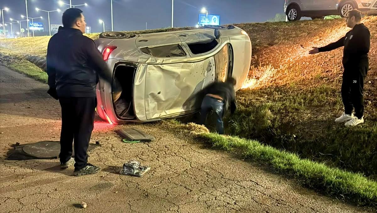 Volcó borracho en el Acceso Sur y así terminó el auto. Foto: Matías Pascualetti