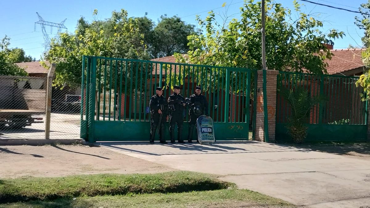 Fueron tres fincas donde viven gitanos las allanadas por la Policía de la Ciudad de Buenos Aires. Fueron tres fincas donde viven gitanos las allanadas por la Policía de la Ciudad de Buenos Aires.