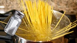 ¿Sirve el truco de la sal en el agua de los fideos?