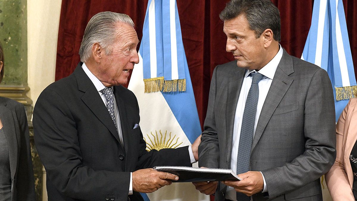 El presidente de la Unión Industrial Argentina (UIA), Daniel Funes de Rioja, y Sergio Massa.