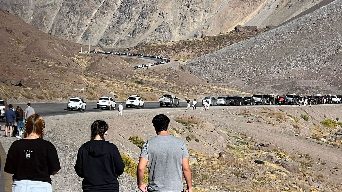 Más de 4 kilómetros de vehículos esperan antes del peaje de Las Cuevas para cruzar hacia Chile. Más de 4 kilómetros de vehículos esperan antes del peaje de Las Cuevas para cruzar hacia Chile.