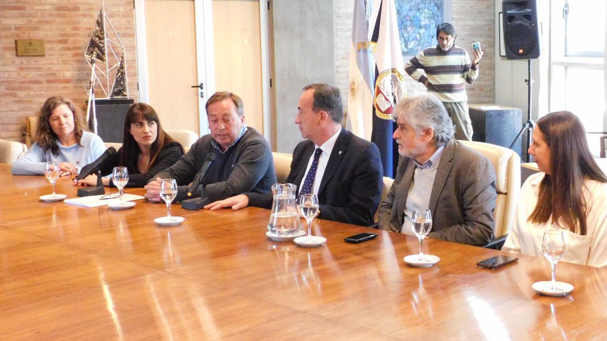 Martín Aveiro la explica detalles del proyecto para el Manzano Histórico a Gabriel Fidel. Al lado del vicerrector de la UNCuyo, Daniel Filmus y Marisa Uceda.