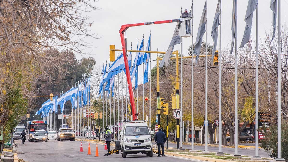 En San Martín recambian las famosas banderas de la polémica 