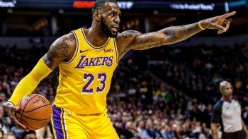 LeBron James y un salvaje triple desde la mitad de la cancha