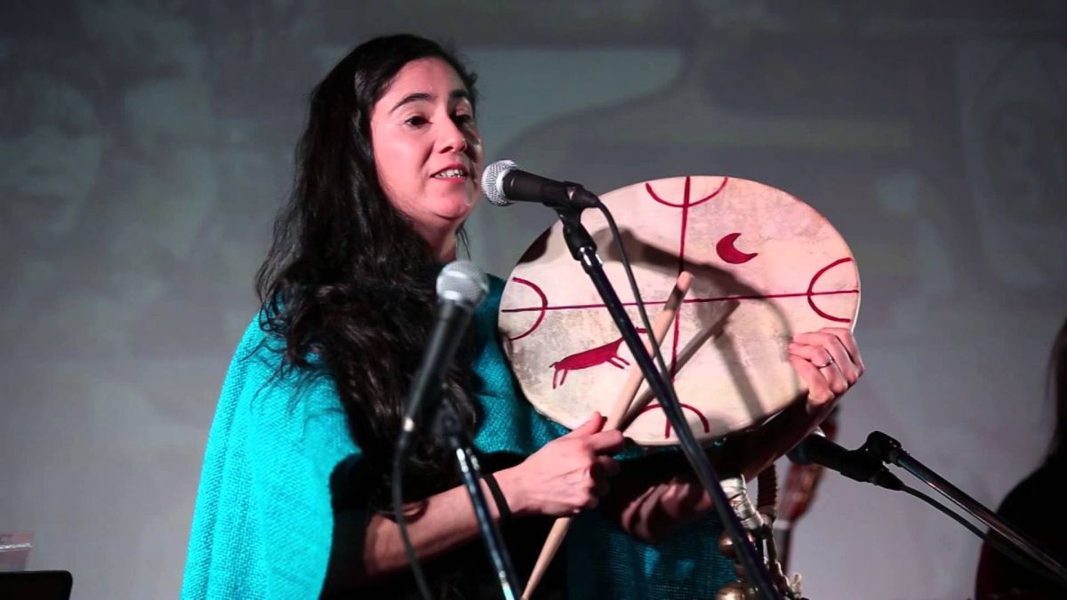 La licenciada en folklore y representante de la cultura mapuche Anahí Mariluán presentará este domingo desde las 19 un show vía streaming de sus canciones en lengua mapuzungu.