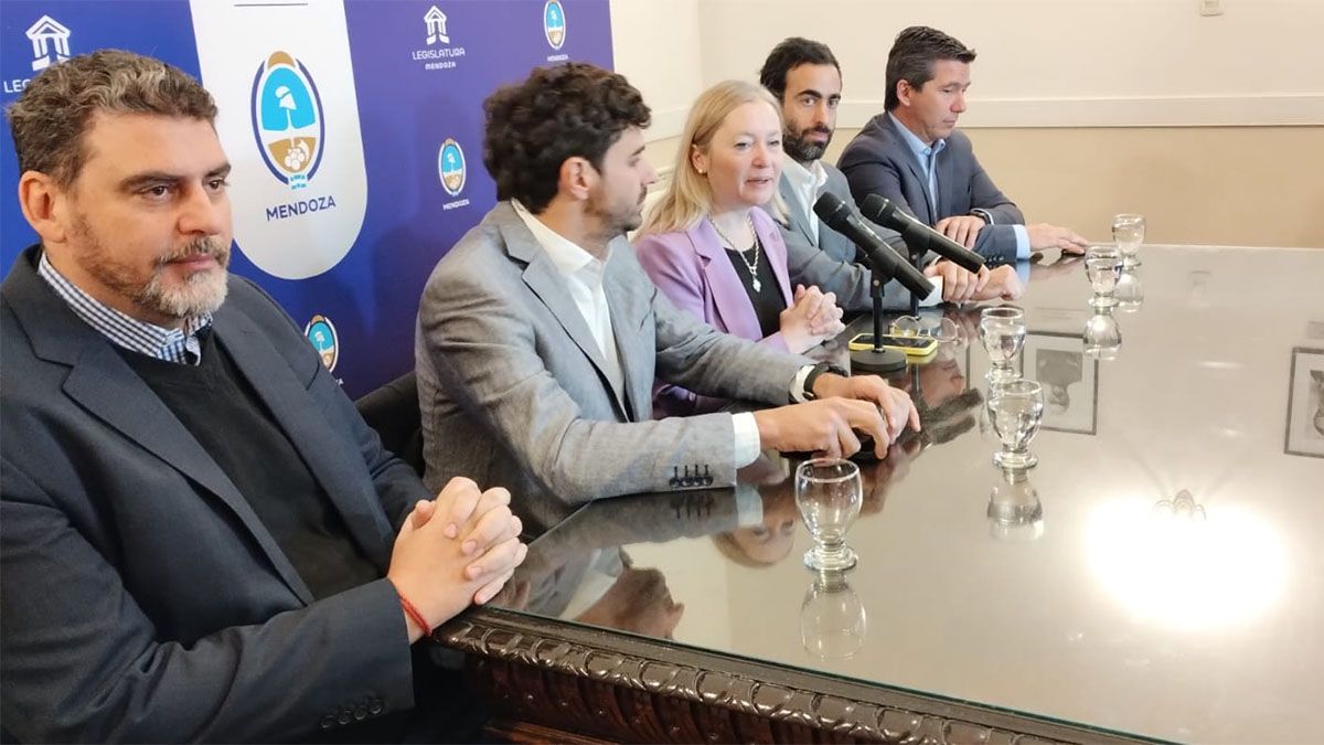 Martín Kerchner, Natalio Mema, Hebe Casado, Víctor Fayad y Andrés Lombardi en la presentación de la adenda al convenio por Portezuelo del Viento.