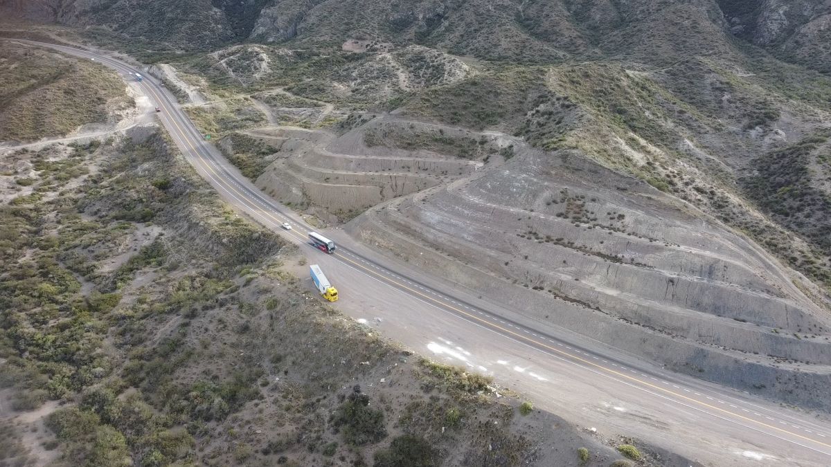Toma aérea de la obra inconclusa entre Aguas del Pizarro y Potrerillos. Se pueden observar los taludes en la margen norte. Toma aérea de la obra inconclusa entre Aguas del Pizarro y Potrerillos. Se pueden observar los taludes en la margen norte.