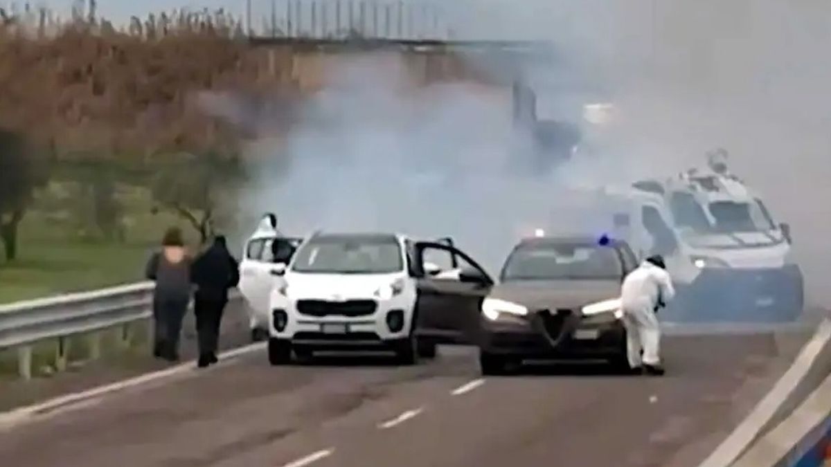 Explosiones, disparos y vehículos incendiados en un asalto comando a un camión blindado