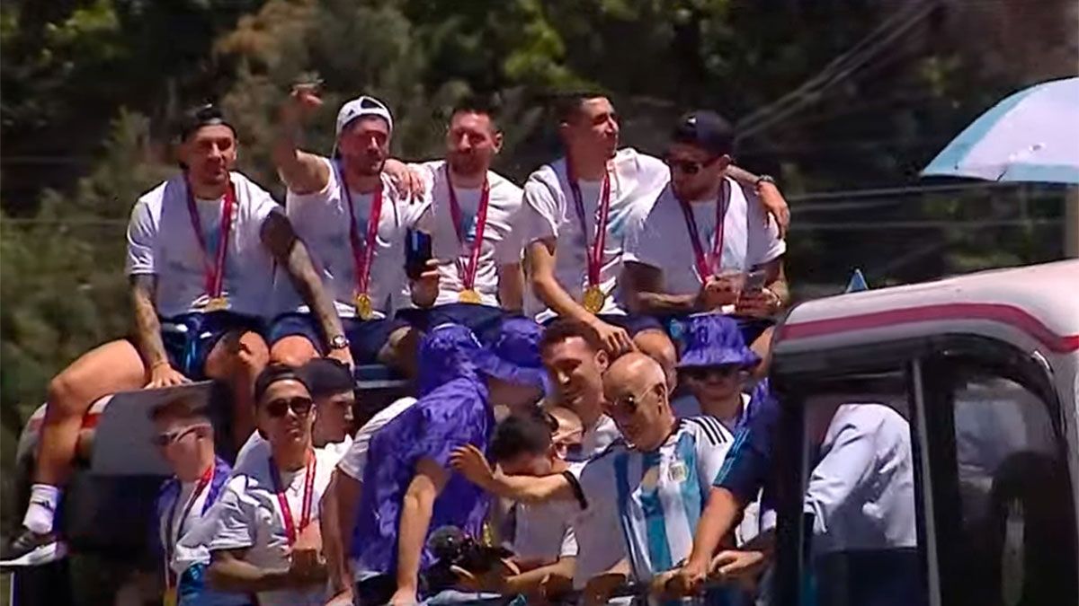 Con Lionel Messi como bandera, la caravana de la Selección argentina salió de Ezeiza, en Buenos Aires.