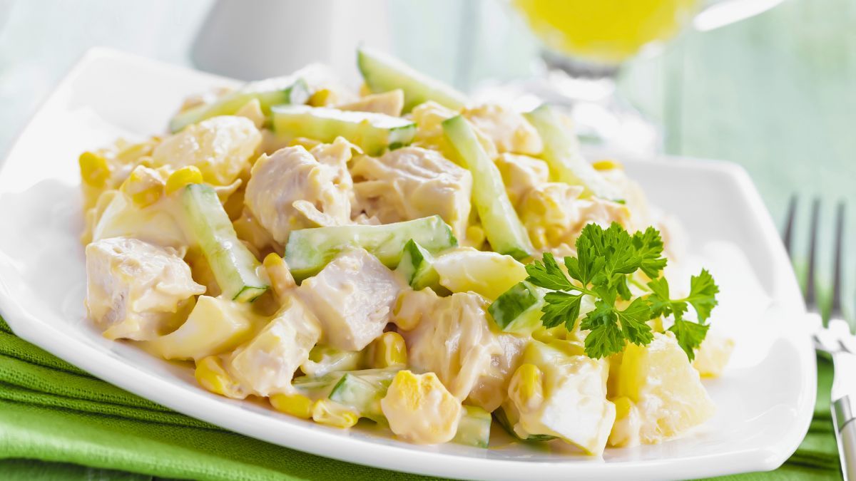 La mayonesa de ave es una ensalada cremosa y riquísima, una receta ideal para disfrutar en Navidad. La mayonesa de ave es una ensalada cremosa y riquísima, una receta ideal para disfrutar en Navidad. 