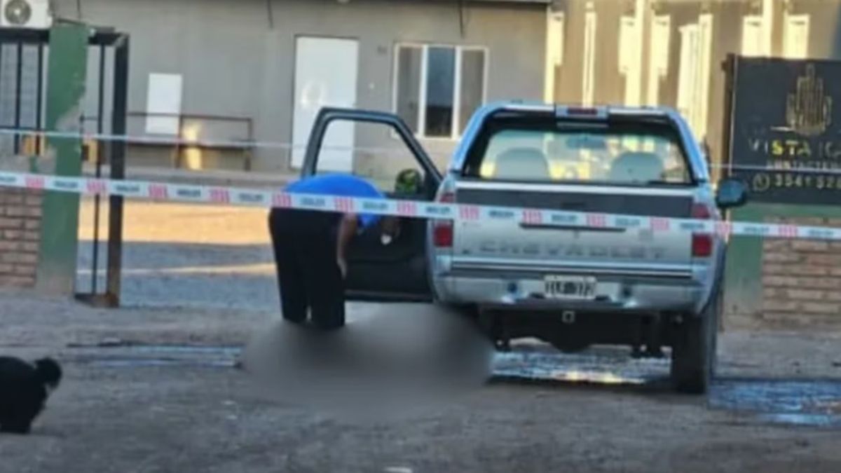 El cuerpo del joven atacado por dos hombres con una llave cruz tras un accidente quedó junto a la camioneta que conducía.