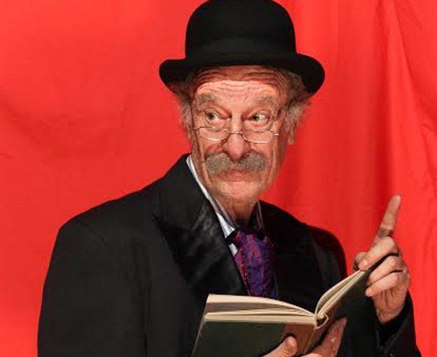 Ernesto destaca y se identifica con el estilo de Charles Chaplin, que hacía duras críticas sociales, pero en clave de humor y con mensajes claros, para toda la gente.