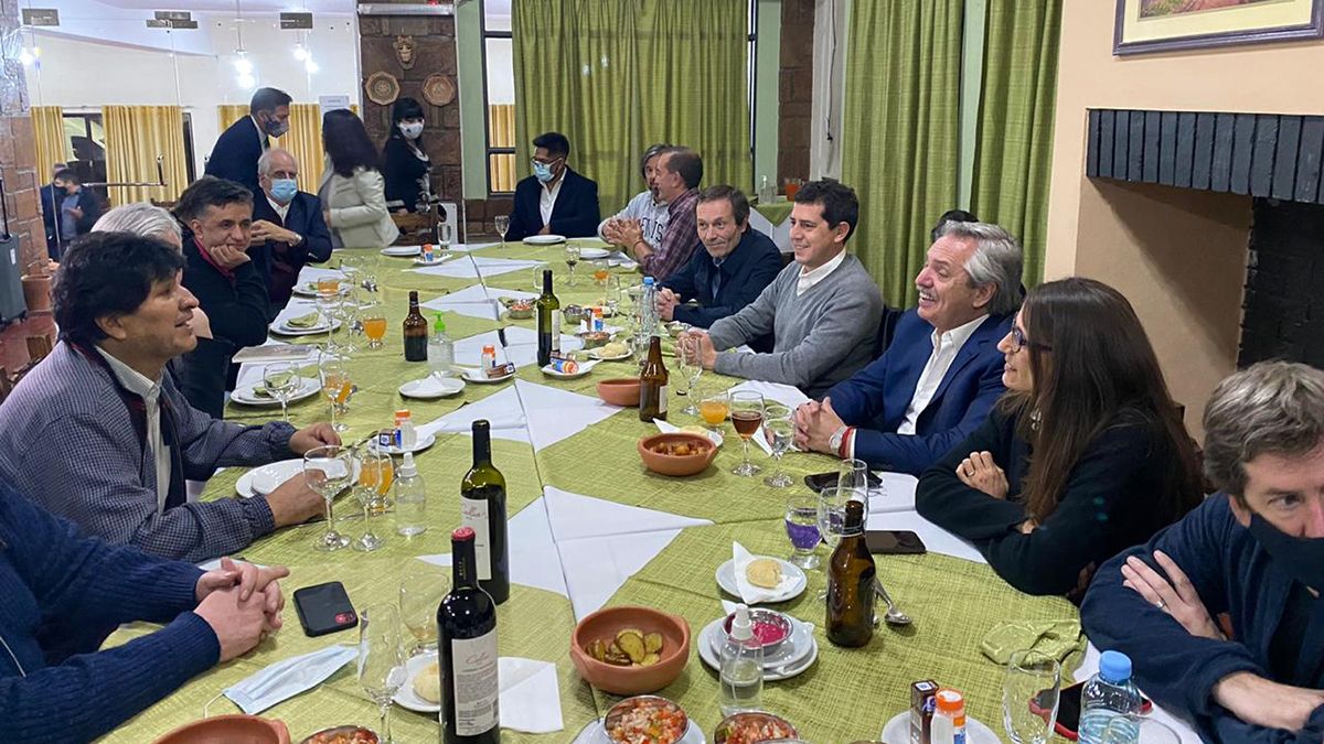El presidente Alberto Fernández en la cena que compartió con Gustavo Béliz en Bolivia. Viajaron a la asunción de Luis Arce junto a otros funcionarios del Gabinete nacional. 