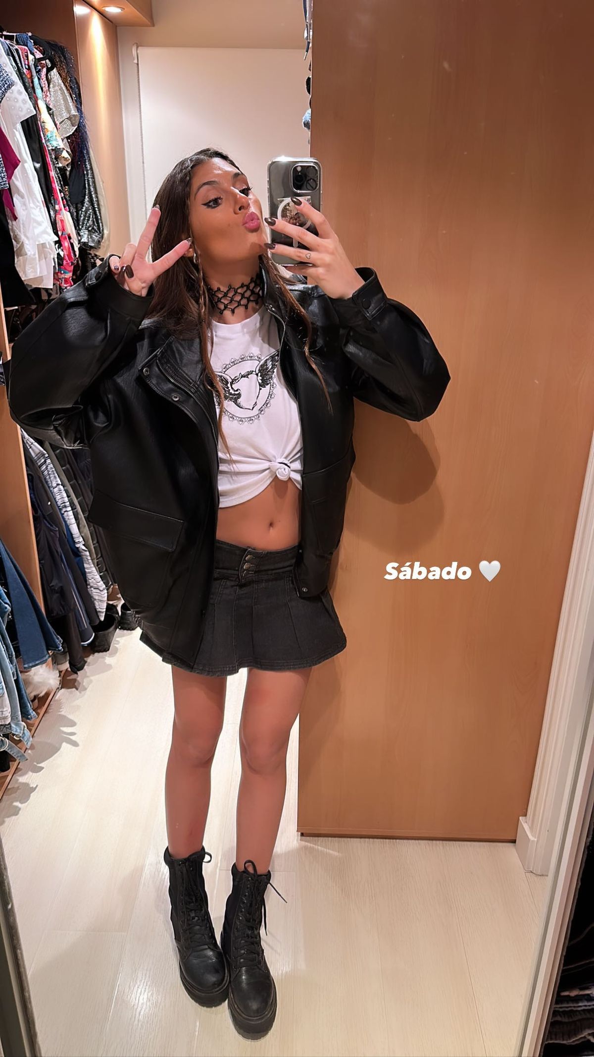 Lola Latorre siguió a Julieta Poggio llevando una mini del tamaño de un cinturón y el resultado es brutal.