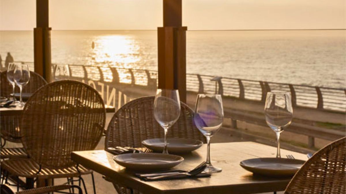Por $30.000 argentinos se puede comer cualquier cosa en un restaurante frente a un mirador en Concón