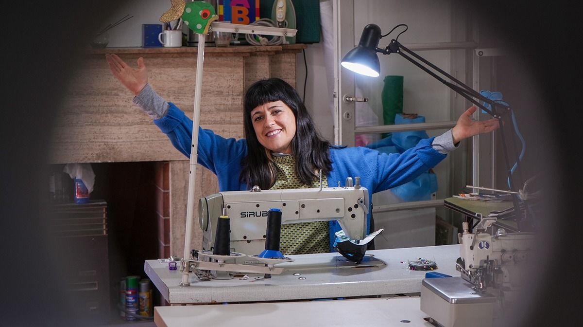 Pía utiliza plastillera que viene de desechos industriales y la tela de prendas antiguas. Pía utiliza plastillera que viene de desechos industriales y la tela de prendas antiguas.