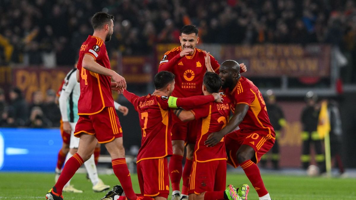 Leandro Paredes (de frente) se suma al festejo de la Roma tras uno de los goles de su compatriota Paulo Dybala (de rodillas) en el triunfo de la Roma por los octavos de final de la EUFA Europa League. Leandro Paredes (de frente) se suma al festejo de la Roma tras uno de los goles de su compatriota Paulo Dybala (de rodillas) en el triunfo de la Roma por los octavos de final de la EUFA Europa League.