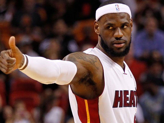 LeBron James le robó un beso a una aficionada en pleno partido