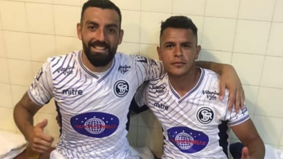 Ángel Prudencio y Lucas Fernández festejan el triunfo de la Lepra en el camarín. Foto: gentileza.