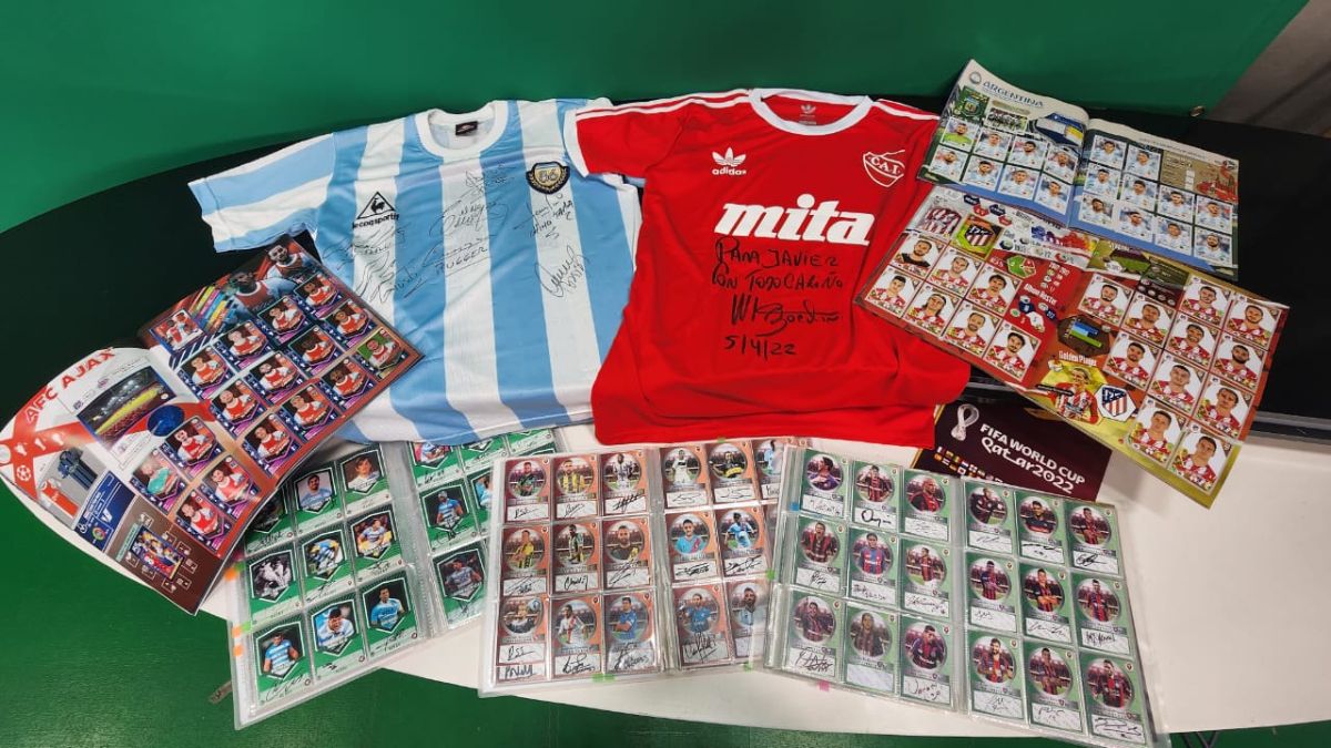 Parte de las colecciones de Javier Giana, donde se pueden ver sus álbumes propios, otros comerciales y las camisetas de los campeones Mundiales del '86, autografiadas; y la del Bocha, Ricardo Bochini.