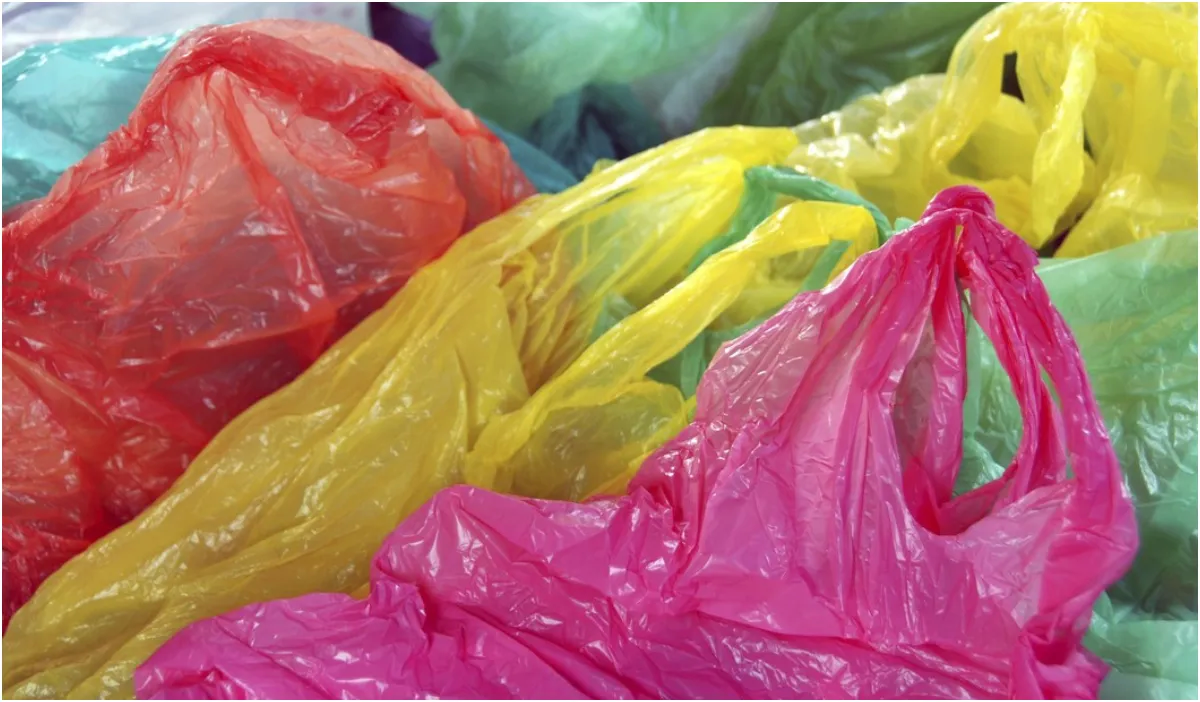 Reciclaje: creá un fabuloso portavinos con bolsas plásticas.