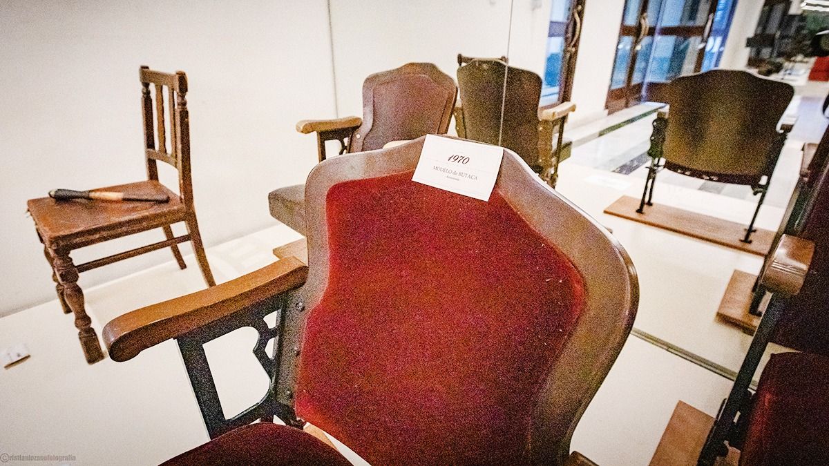Sillas y butacas de diferentes épocas del teatro se exhiben en la sala de ingreso. Sillas y butacas de diferentes épocas del teatro se exhiben en la sala de ingreso.