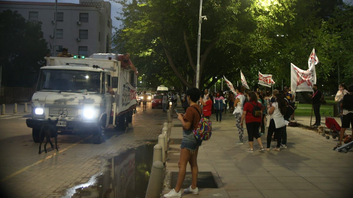Pese a las desfavorables condiciones climáticas -amenaza de tormenta- se instaló precariamente una carpa en la zona de la explanada de la Casa de Gobierno.
