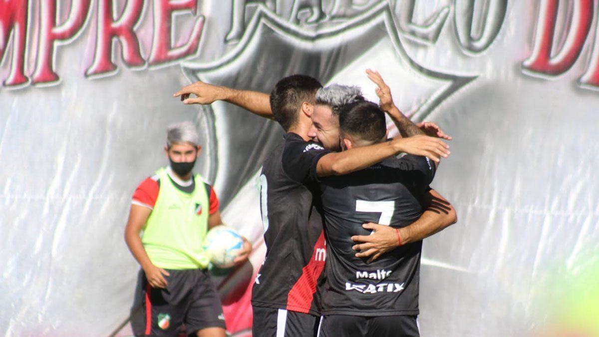 Los jugadores festejando el gol de Matías Persia. (Fotos Prensa Deportivo Maipú).