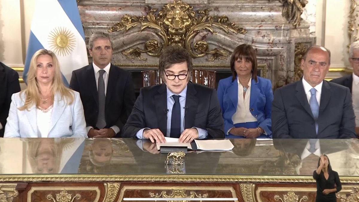 El presidente Javier Milei estuvo acompañado por todos sus ministros. El presidente Javier Milei estuvo acompañado por todos sus ministros.