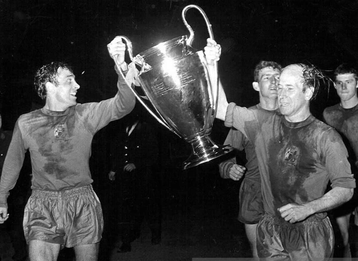 Sir Bobby Charlton llevó al Manchester United a lo más alto de Europa Sir Bobby Charlton llevó al Manchester United a lo más alto de Europa