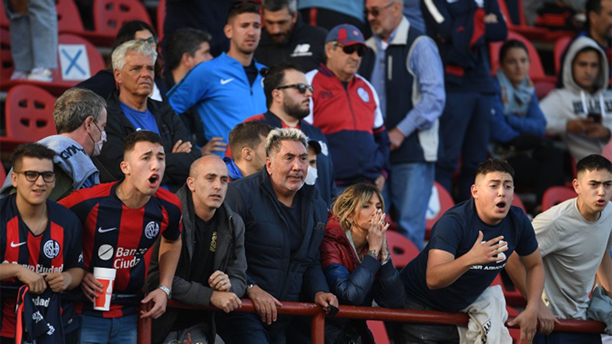 Los hinchas de San Lorenzo insultaron a los jugadores y dirigentes.