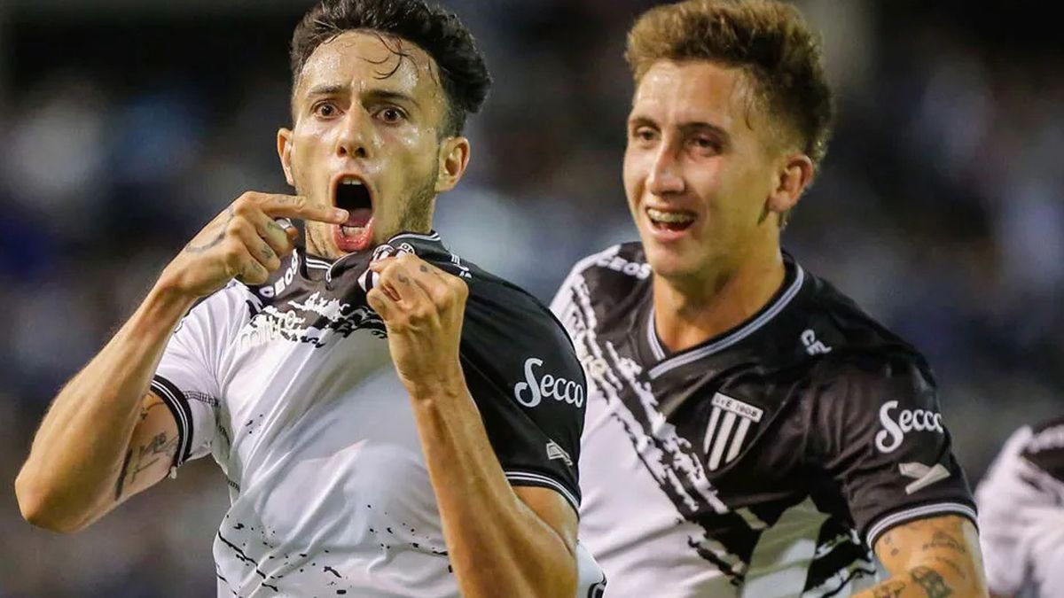 Tomás Marchiori festejando el gol de Santiago López a Alvarado.