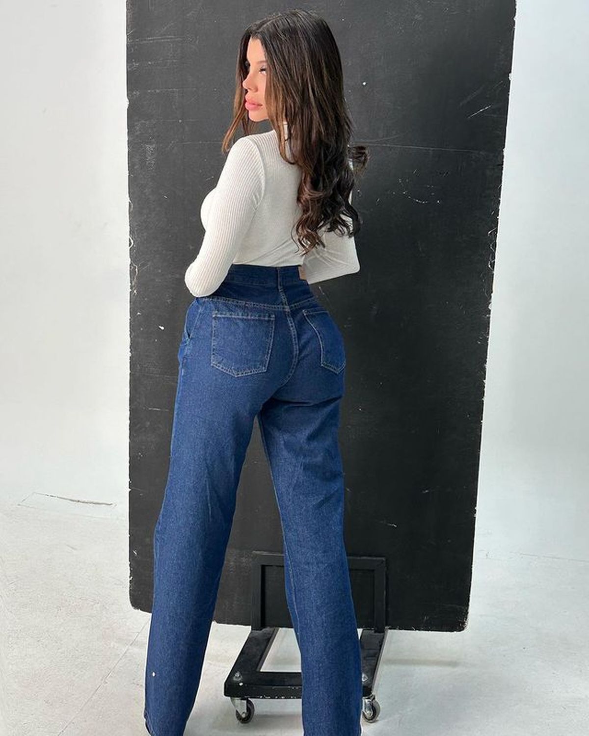 De espaldas, Charlotte Caniggia mostró sus jeans más picantes como nunca antes.