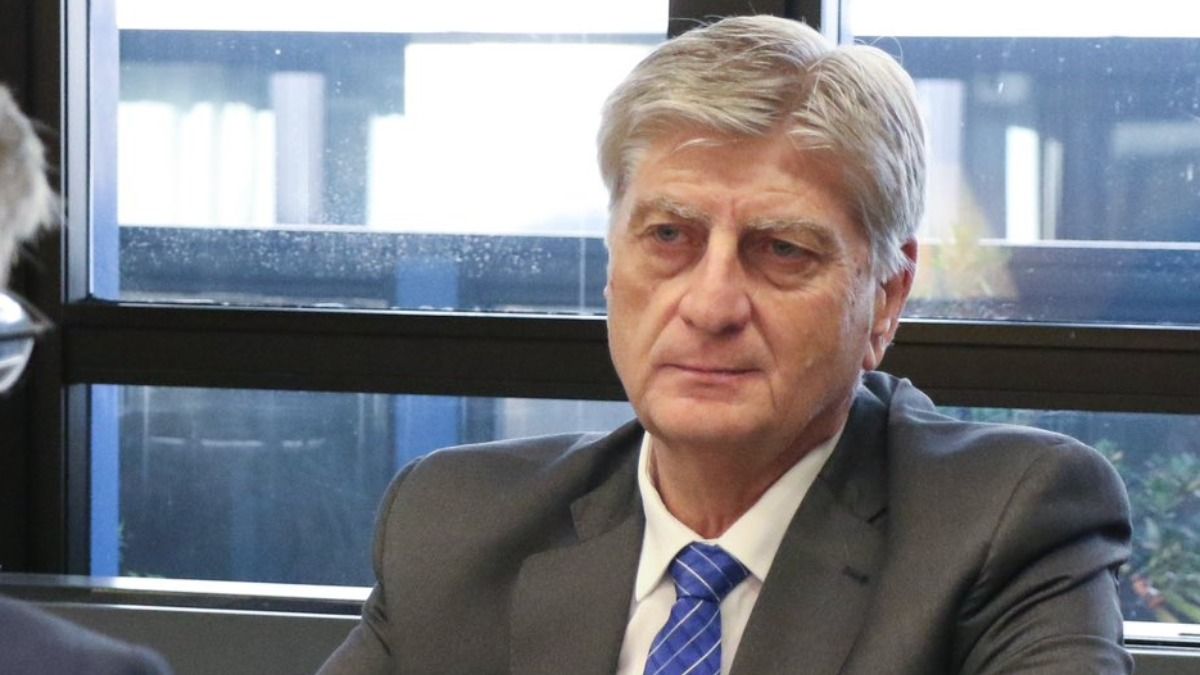 El gobernador de La Pampa, Sergio Ziliotto, reclamó ante la Corte Suprema de Justicia la cuota de caudal del río Atuel que a su entender le debe Mendoza. El gobernador de La Pampa, Sergio Ziliotto, reclamó ante la Corte Suprema de Justicia la cuota de caudal del río Atuel que a su entender le debe Mendoza.