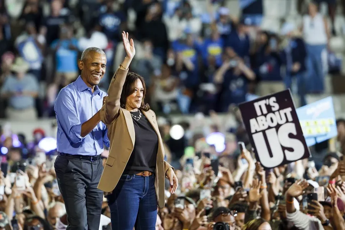 Barack Obama, el ex presidente estadounidense, aplaude a la candidata presidencial dem&oacute;crata Kamala Harris en el mitin de Georgia. Cr&eacute;dito: EFE/EPA/Erik S. Lesser.